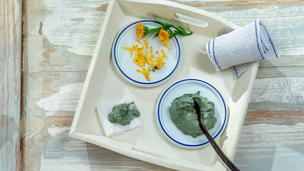 How to make a green clay poultice ?
