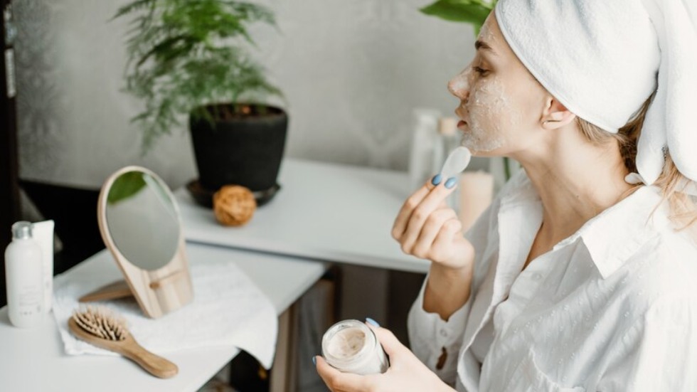 aplicación de una mascarilla de arcilla de caolín